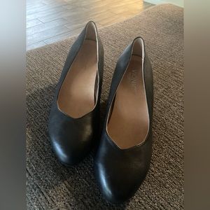 Vionic with orthaheel technology black leather wedges